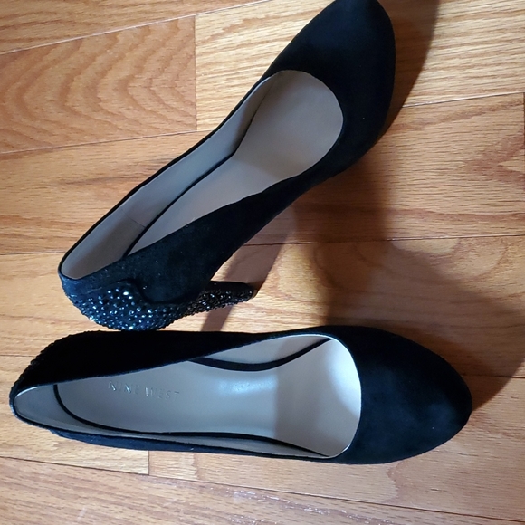 Stunning Nine West dress shoes. Holiday or formal favorite. In black suede. - Picture 4 of 5